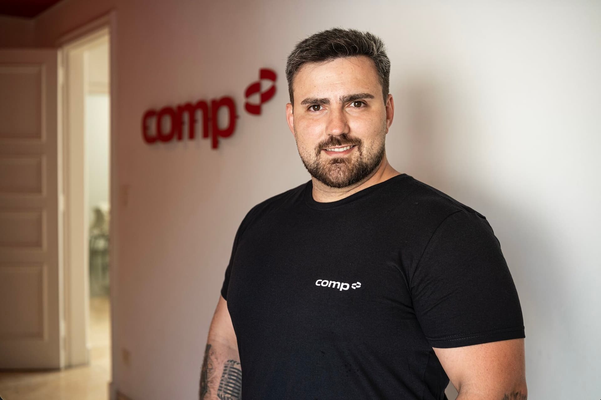 Comp reforça liderança em Total Rewards com a chegada de Guilherme Tomazin, ex-Neon, Hotmart, VTEX e Nubank