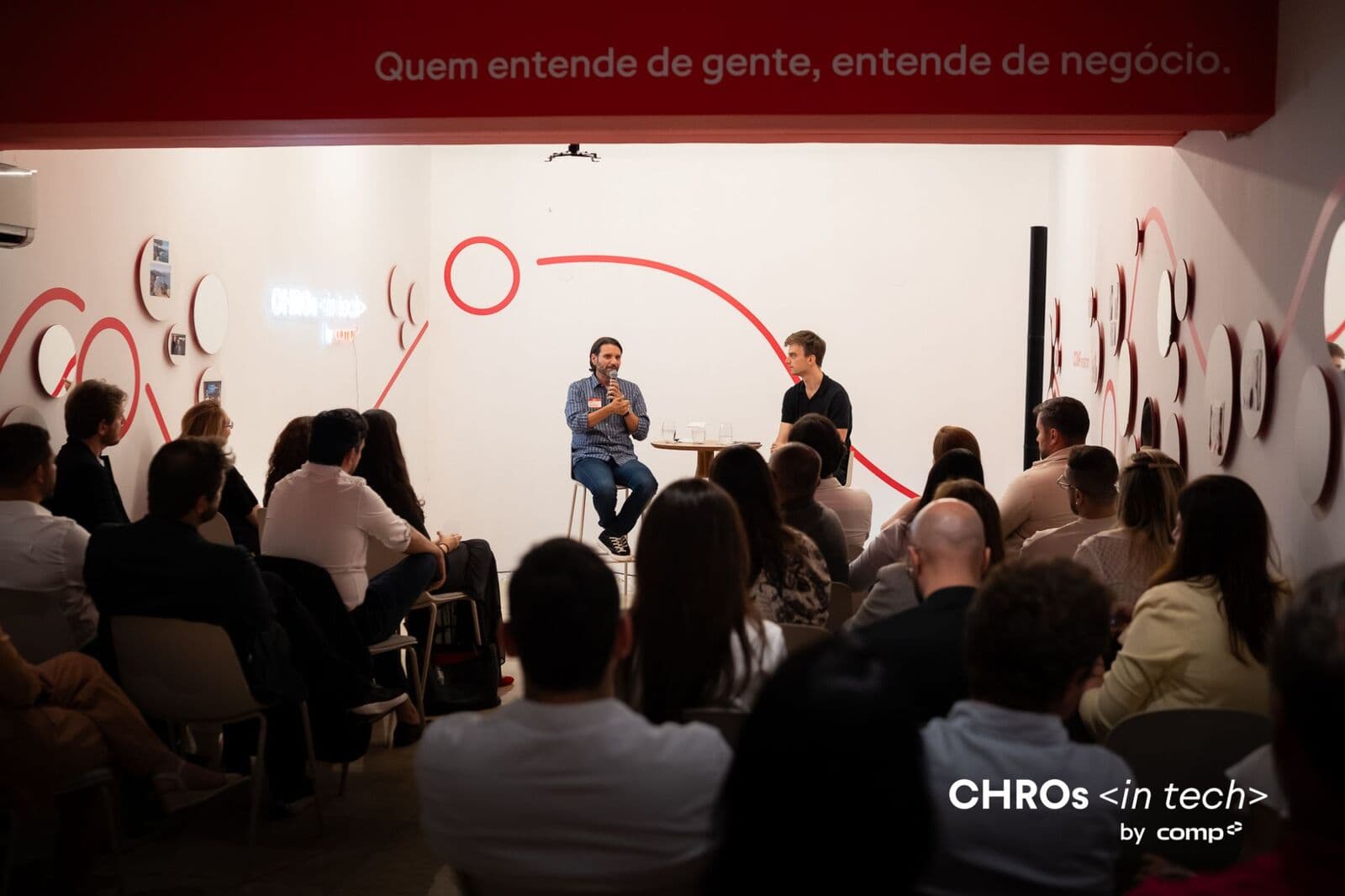 Plateia acompanhando a conversa no encontro