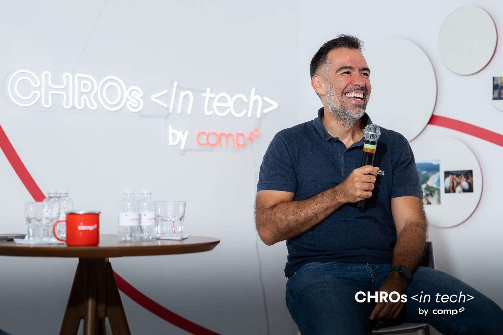 Convidado sorrindo durante conversa no palco